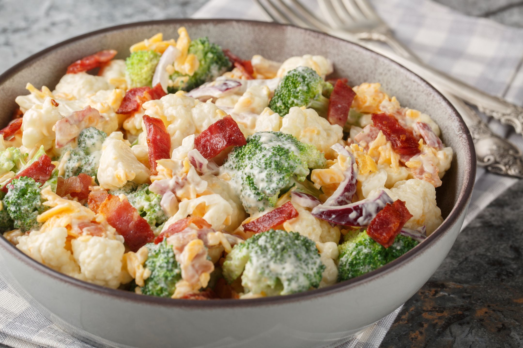 Brokkoli-Salat: Genuss mit Speck und cremigem Joghurt-Dressing
