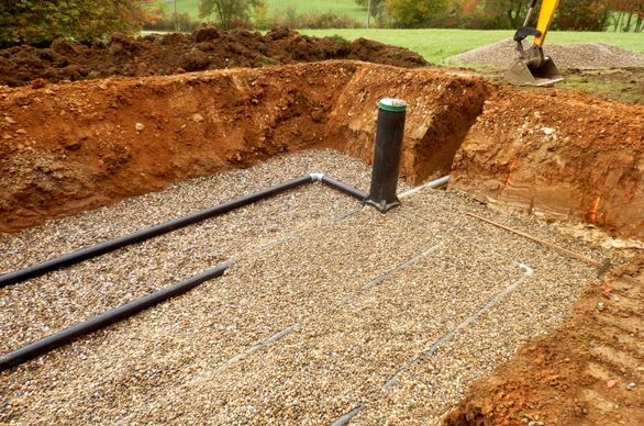 Opaska drenażowa wokół domu – sprawdzony sposób na wilgoć