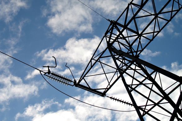 Linia wysokiego napięcia nad działką a budowa domu