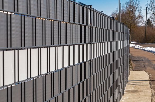 Jak wybrać najlepszą siatkę cieniującą na ogrodzenie?