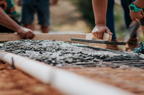pracownicy wykonują ławę fundamentową pod dom