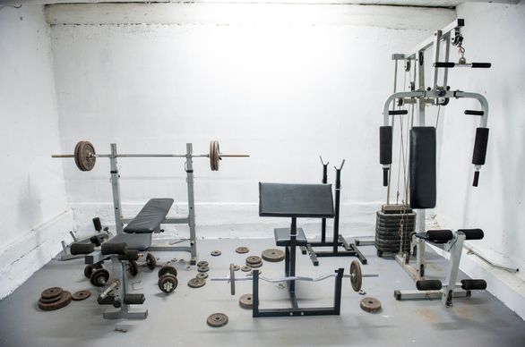 Domowa siłownia: jak ją zrobić i co powinna zawierać?