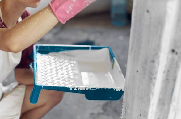 Kobieta malująca ściany