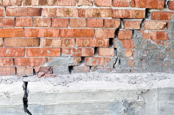 pęknięcie na ścianie i fundamentach budynku z cegły