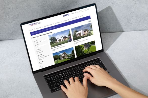komputer z wyświetloną stroną darmowych projektów domów w gunb