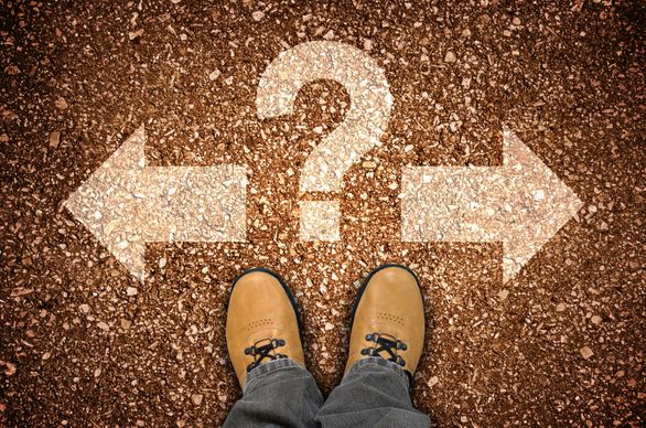 znak zapytania i strzałki w przeciwnych kierunkach decyzja