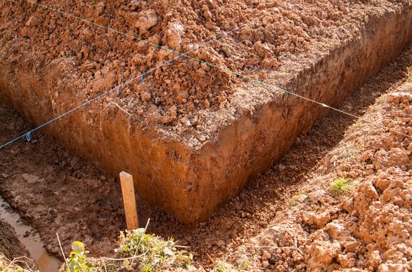 wykop ziemny pod fundament z wyznaczonymi katami