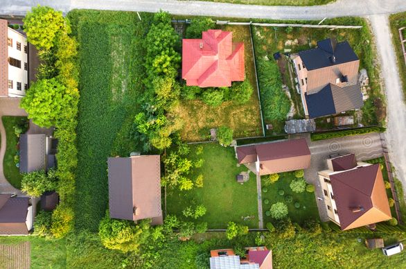 widok na osiedle domów z lotu ptaka różne dachy