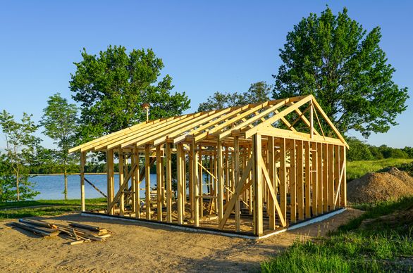 szkielet drewniany domu nad jeziorem w trakcie budowy