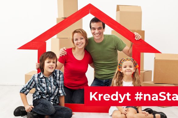 Rodzice z dwójką dzieci pod symboliczną sylwetką domu