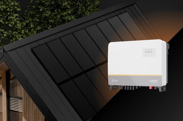 falownik hybrydowy solis columbus na tle instalacji fotowoltaicznej