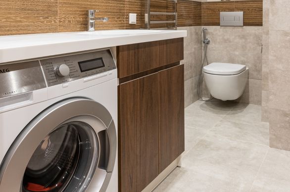 Zabudowa pralki – jak ukryć pralkę w łazience lub kuchni?