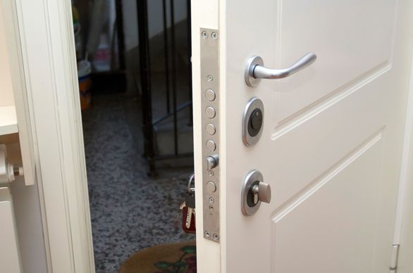 Drzwi antywłamaniowe – jakie wybrać? Sprawdź ceny, klasy