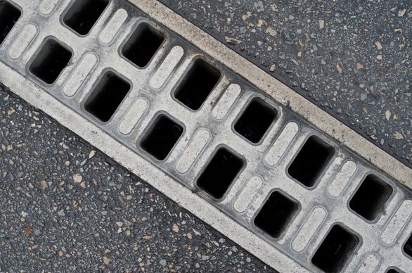 Odwodnienie liniowe zewnętrzne i wewnętrzne – jakie wybrać?