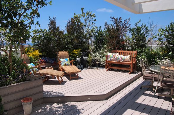 Taras na dachu – jak go zbudować i urządzić?