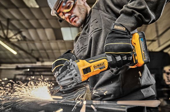 Szlifierka akumulatorowa czy sieciowa? Które rozwiązanie lepiej sprawdzi się na budowie?