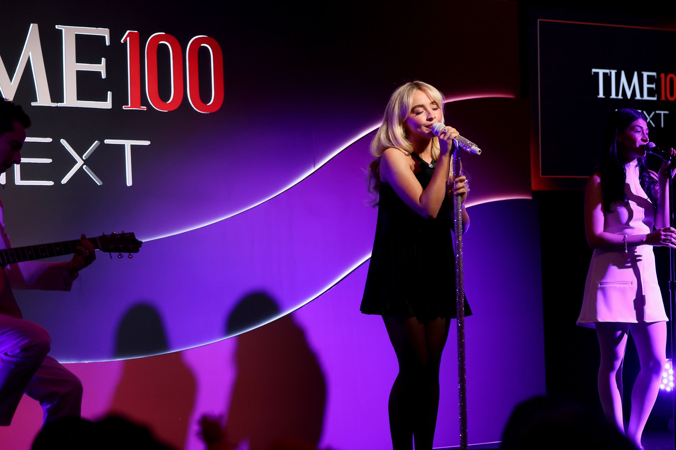 Sabrina Carpenter's graceful recovery after an onstage lyric slip