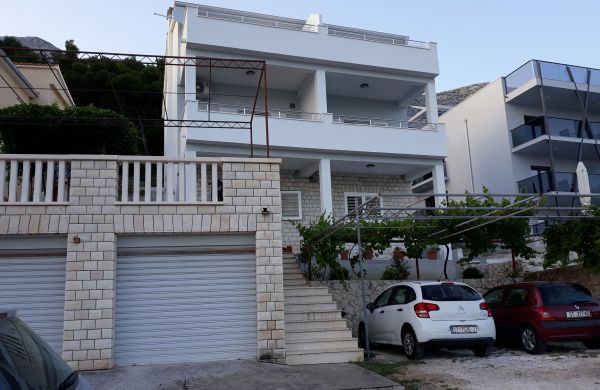 Apartments With Parking Space Medići, Omiš - 1045 Medići