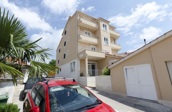 Apartments Frane Primosten