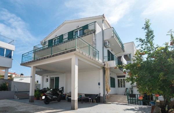 Apartments Polly Primosten