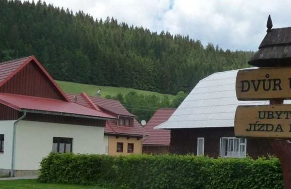 Dvůr U Kříža Velké Karlovice