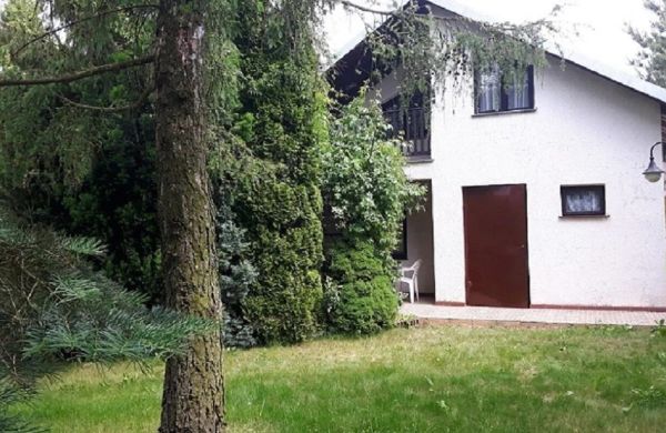 Samodzielny dom z ogrodzoną działką nad jeziorem Ługowskim