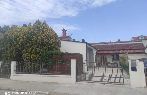 House with Beautiful Garden Fažana
