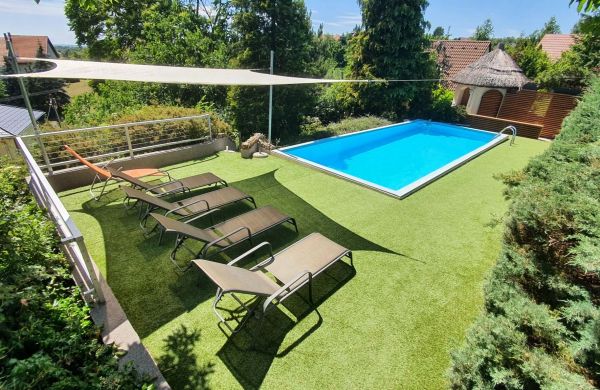Hillside Pool Vendégház Velence