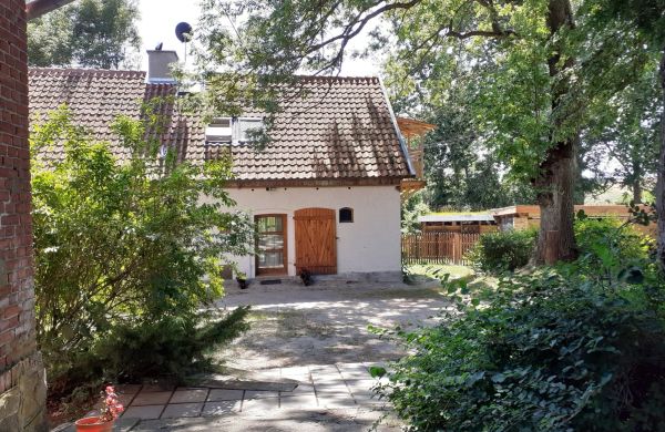 Mazurski dworek przy jeziorze Dworackie