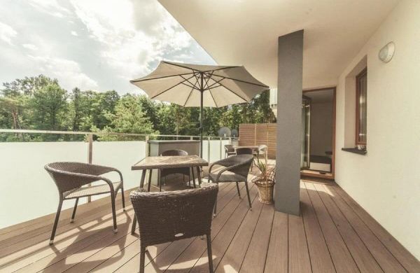 Słoneczny apartament z dużym tarasem tuż przy lesie