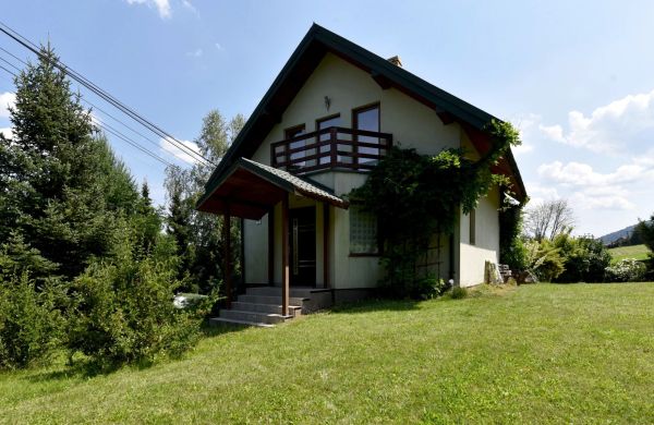 Dom wśród modrzewi Uście Gorlickie