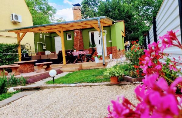 Fióna Kunyhója Apartmanház Gyopárosfürdő