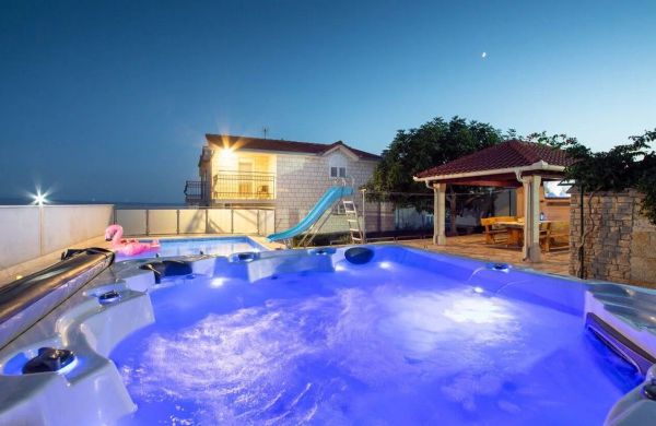 Family-friendly Apartments With Swimming Pool Stobreč, Split - 21990 Stobreč