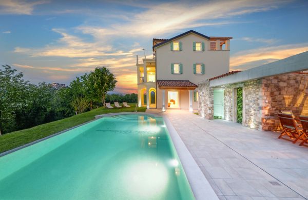 Villa Demetra s bazenom i predivnim pogledom na Motovun