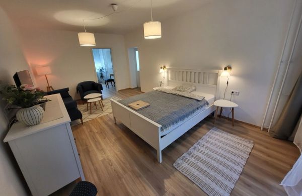 Kislakás a Béke téren Esztergom