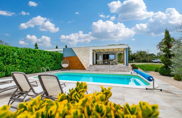 Villa Royal Green One Nin