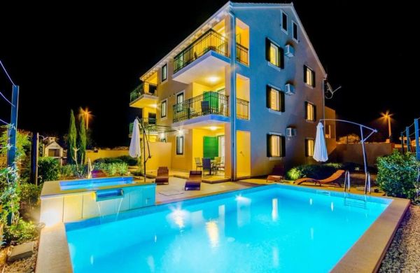 Family-friendly Apartments With Swimming Pool Milna, Brač - 22122 Milna