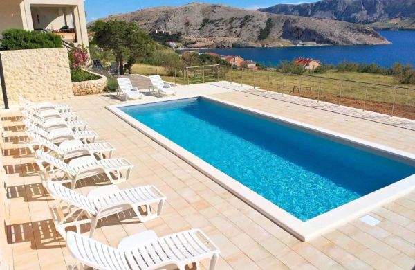 Apartments PoolHouse Metajna