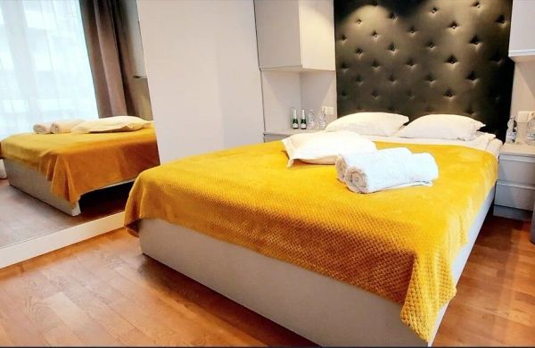 Miodowy apartament z balkonem, garażem, huśtawką, Rzeszów