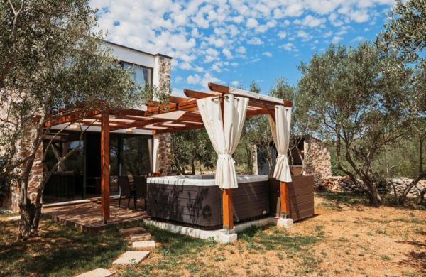 House Stone house with jacuzzi Lukoran