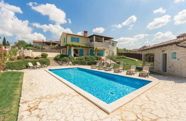 Villa Vista Azzurra s bazenom u zelenoj unutrašnjosti Istre Sveti Lovrec