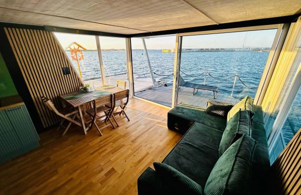 Dom Mindset Houseboats Puck