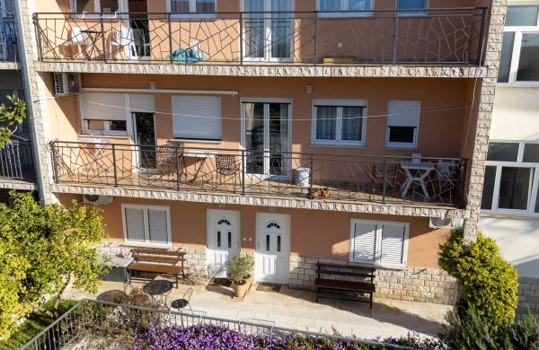 Apartments Cezar Stobrec