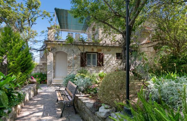 Apartments With Parking Space Supetar, Brač - 22123 Supetar