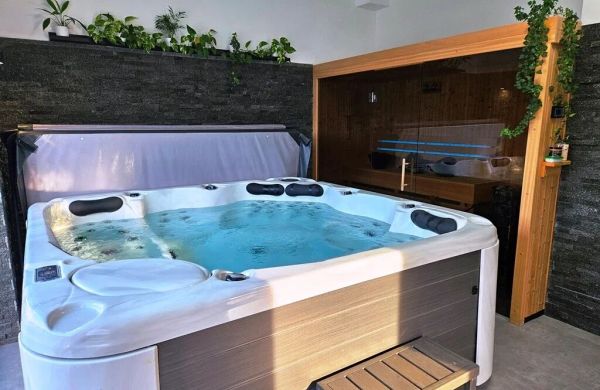 Domek z jacuzzi "Cztery Pory Roku" Czchów