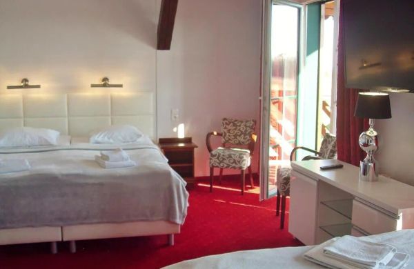 Apartament rodzinny 4-osobowy z balkonem z panoramicznym widokiem komfortowa Mazurska Chata Mikołajki