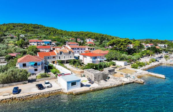 Apartments Beachfront Pebble Zdrelac