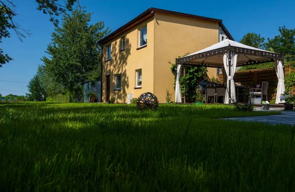 Dom z podgrzewanym Basenem w Stegna-Popowo