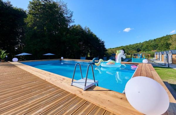 Turkusowa Osada - family resort - domki, basen, balia pod Międzyzdrojami