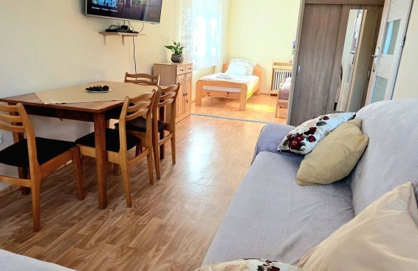 Dom z altaną w ogródku Bardo